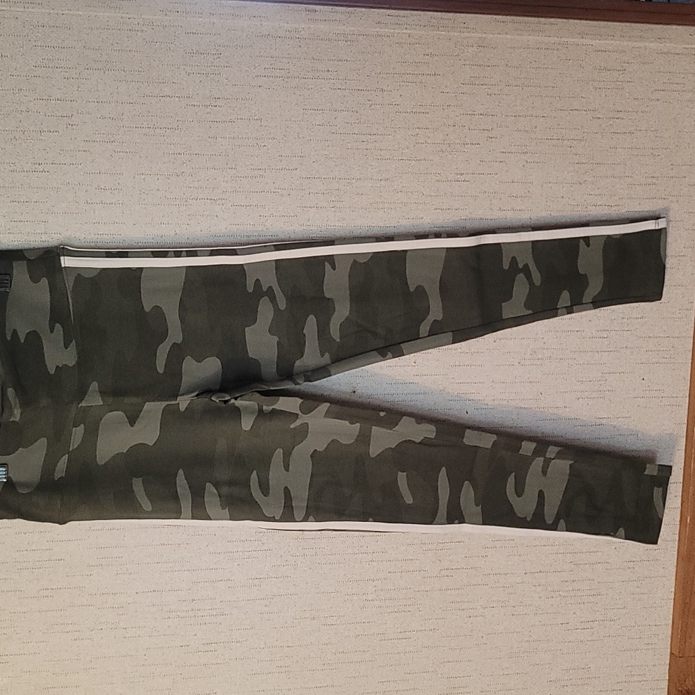 SO GIRLS FAVORITE HIGH RISE LEGGING: GREEN CAMO: NWT: SZ M (8)